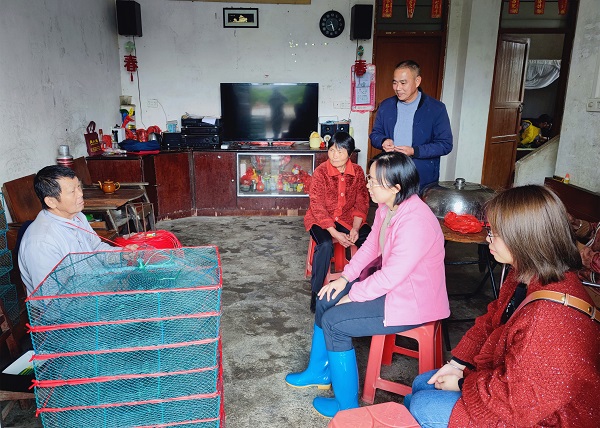 圖3為巡察女干部圖為巡察女干部走村入戶(hù)，營(yíng)造宣傳氛圍，助推鄉(xiāng)村振興工作。.jpg