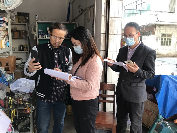 圖4為紀(jì)檢監(jiān)察女干部春節(jié)前后到都城鎮(zhèn)城南社區(qū)，開(kāi)展疫情防控排查登記工作。2.JPG