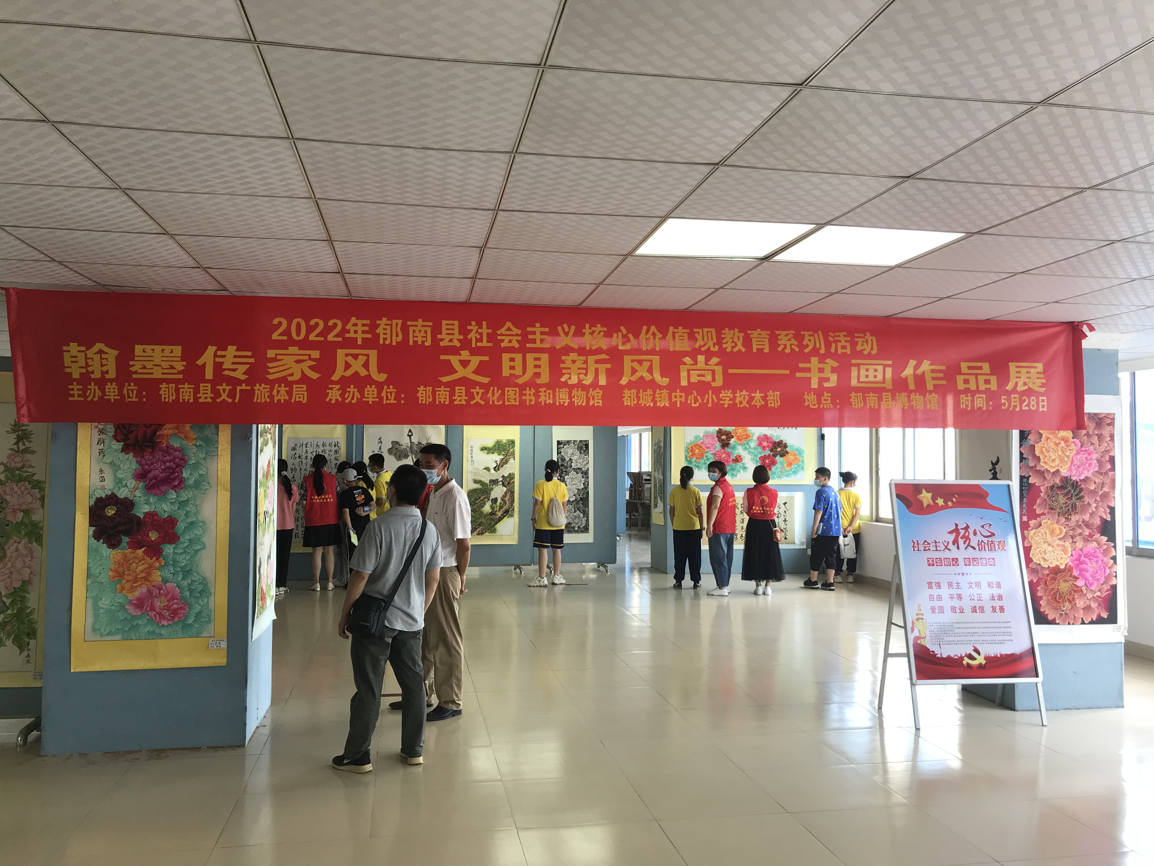 2022年5月28日，由縣文廣旅體局主辦，在縣博物館展廳舉行翰墨傳家風(fēng) 文明新風(fēng)尚書畫作品展1.jpg