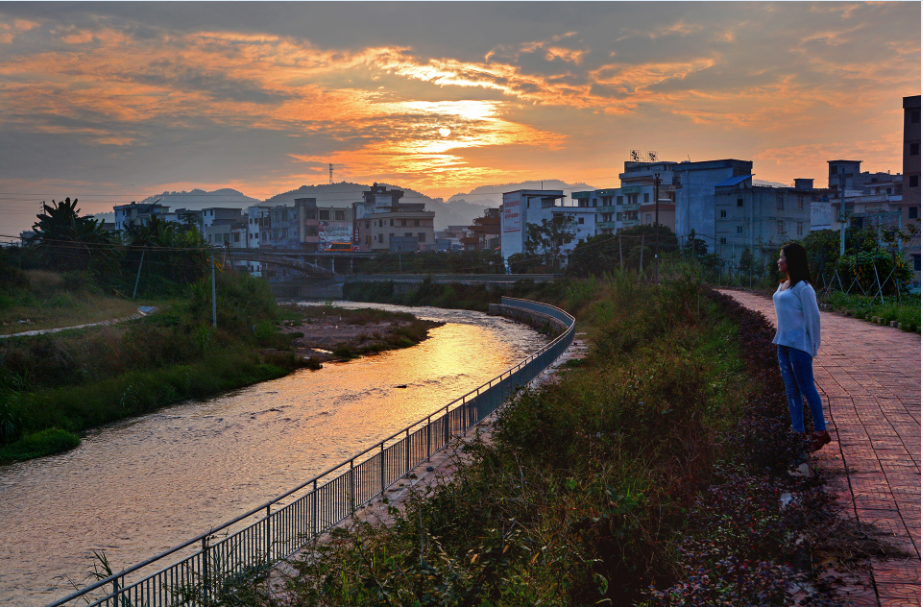 走進新農(nóng)村：桂圩龍崗村夕陽之美--邱活春.png