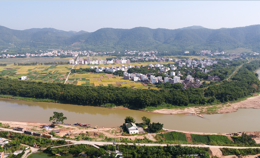 飛閱新農(nóng)村：東壩有一片美麗田野--黎鎮(zhèn)芳.png