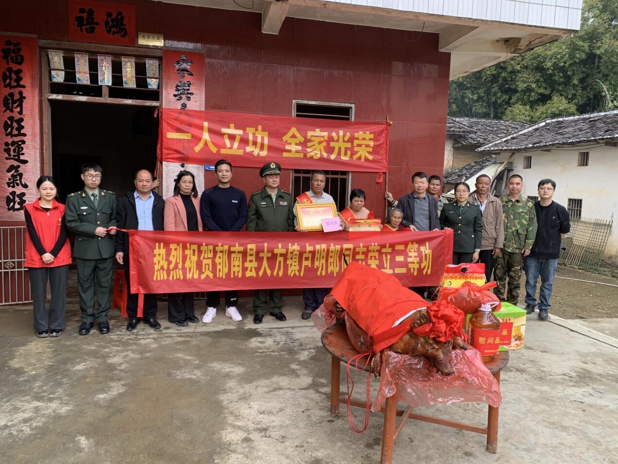 軍營建功立業(yè)，家鄉(xiāng)共享榮光.docx_1