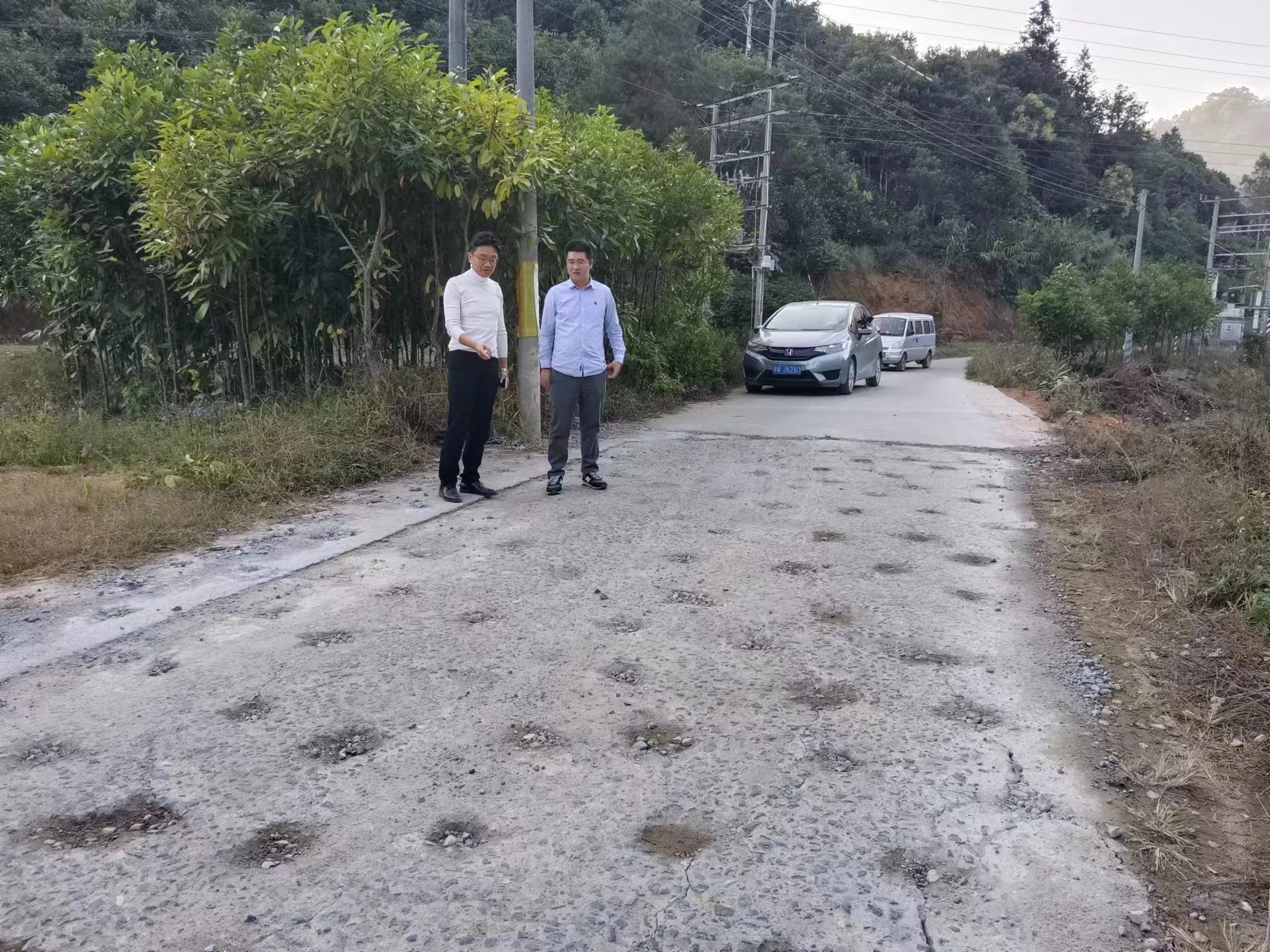梅波（右一）和鎮(zhèn)領(lǐng)導(dǎo)到現(xiàn)場(chǎng)視察道路修復(fù)情況。  鐘梅 攝.jpg