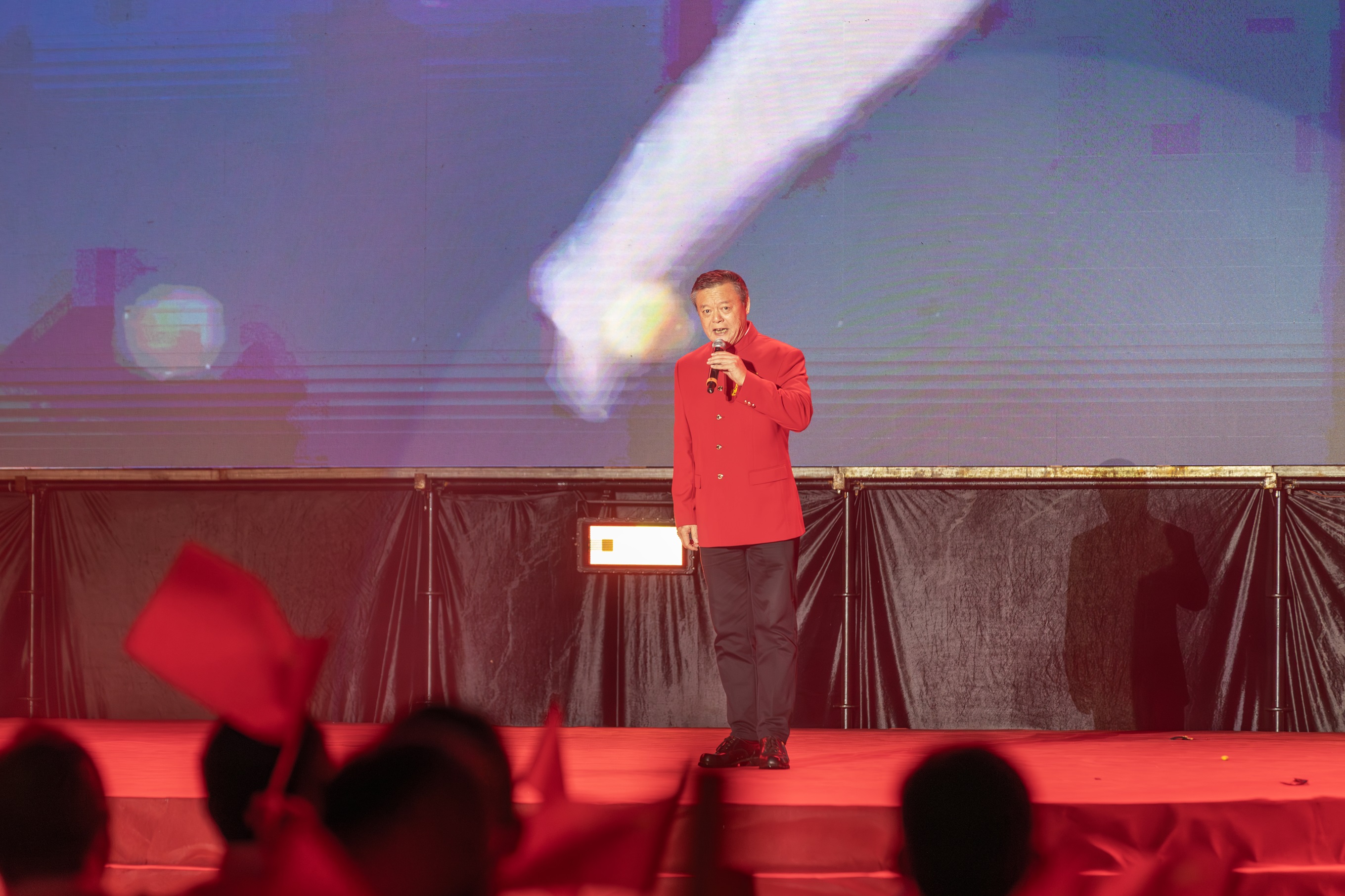 國家一級演員、男高音歌唱家周琦深情演唱《把一切獻給黨》。（攝影：杜海洪）.jpg