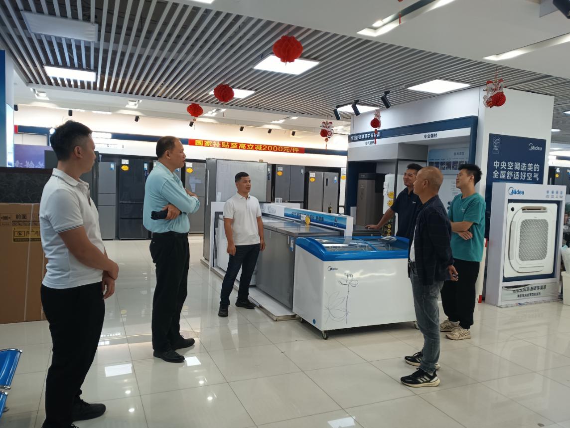 郁南縣工信商務(wù)局到家電銷售企業(yè)指導(dǎo)消費品“以舊換新”工作.doc_2