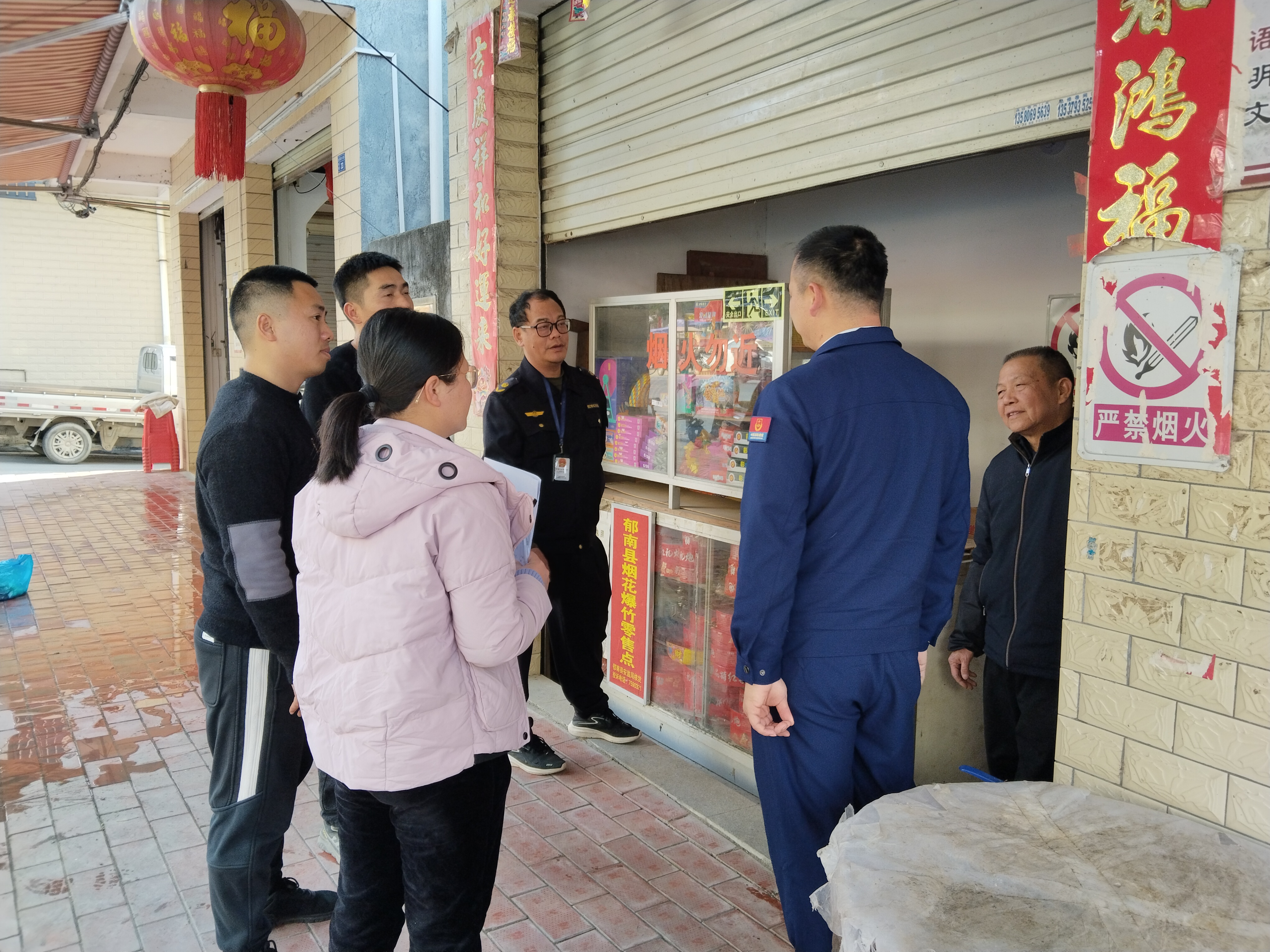 1月21日下午，縣督查組到寶珠鎮(zhèn)煙花爆竹銷(xiāo)售點(diǎn)督導(dǎo)歲末年初安全生產(chǎn)相關(guān)各項(xiàng)工作，聶隊(duì)長(zhǎng)及相關(guān)工作人員陪同檢查。.jpg