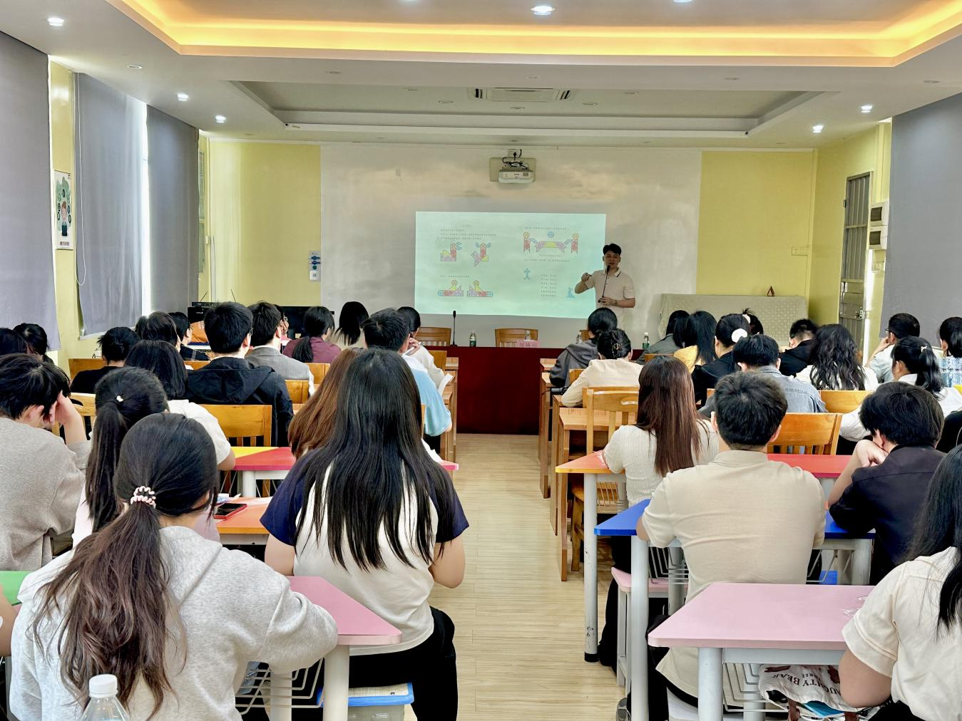 七巧啟智，共促科技教育——云浮市第五屆青少年科技七巧板創(chuàng)意制作競賽教師培訓(xùn)班（郁南站）在都城鎮(zhèn)錦江小學(xué)舉辦1.png