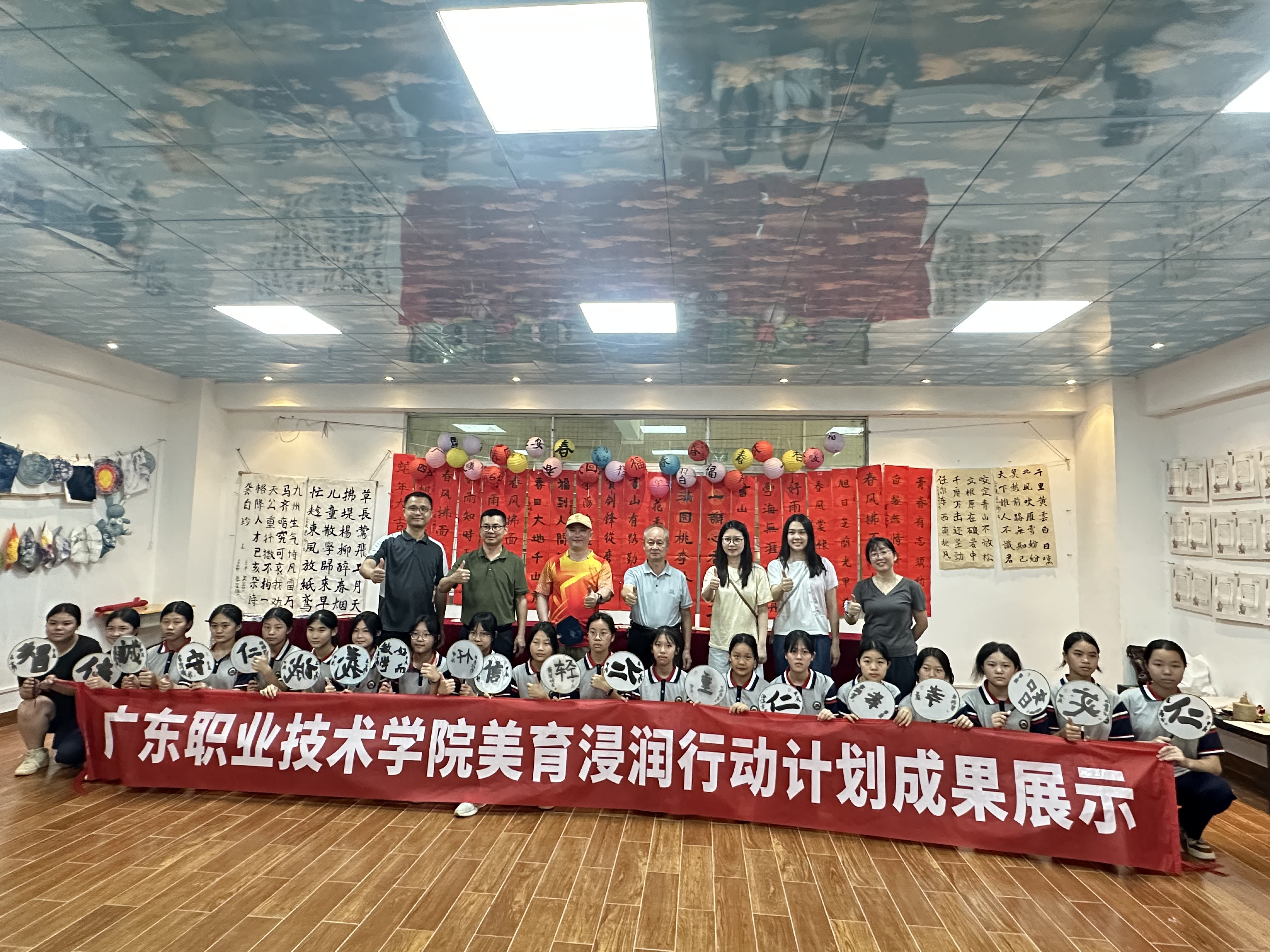傳統(tǒng)非遺潤(rùn)心靈  筆墨丹青書未來——廣東職業(yè)技術(shù)學(xué)院到建城中學(xué)開展2025年春季“美育浸潤(rùn)計(jì)劃”活動(dòng)1.png