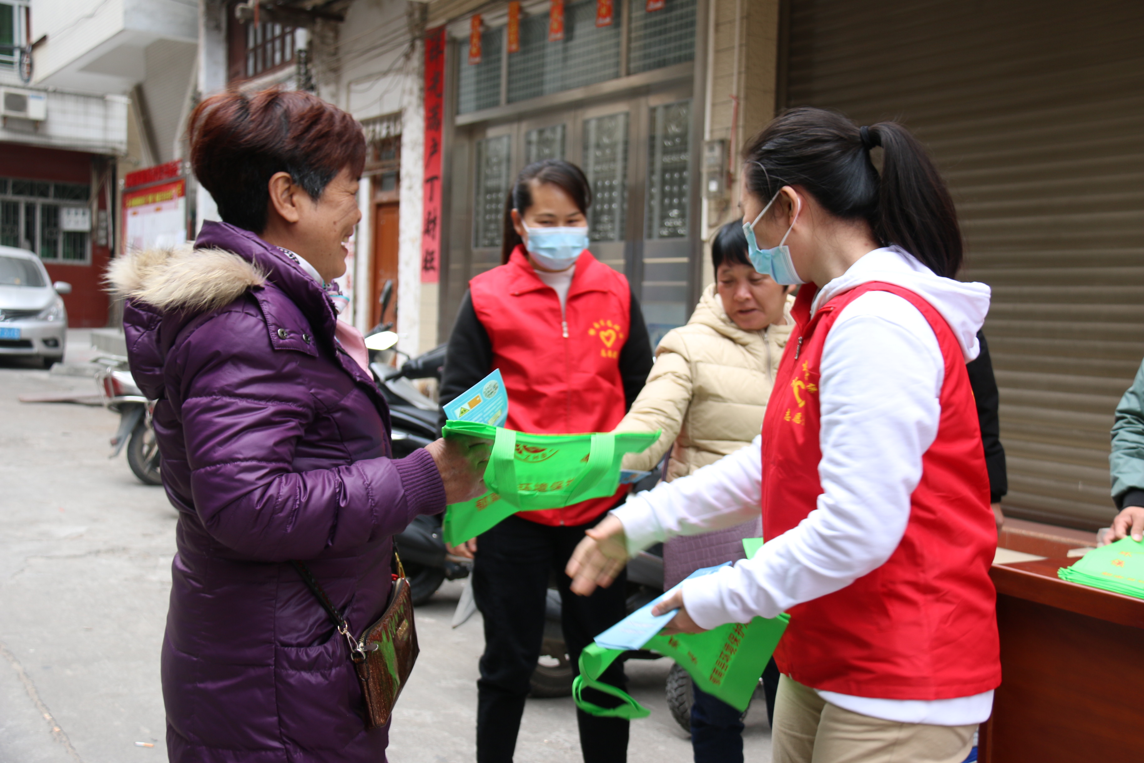 2.云浮市生態(tài)環(huán)境局郁南分局開展“綠水青山就是金山銀山”環(huán)保主題宣傳志愿活動(dòng)（2）.JPG